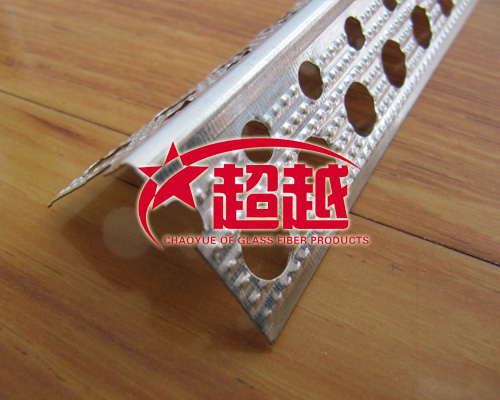 镀锌板冲孔护角条方便打钉且使得护角条与边角部位的石膏板或者其他粘结材料结合的更加牢固。