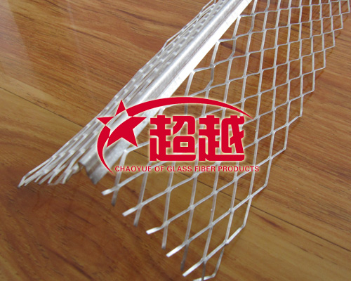 拉网护角网双面采用高质量镀锌材料制成，防老化、耐腐耐火、有效防止生锈。