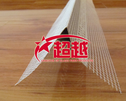 PVC滴水线做法：1、在施工中，有些部位：如女儿墙小沿、通风口盖板或突出墙面的腰线等部位，这些部位的上沿一般都做泛水，坡度不小于1：6，下口通常采用滴水线，俗称鹰嘴。滴水线的施工与墙面抹灰同时完成，突