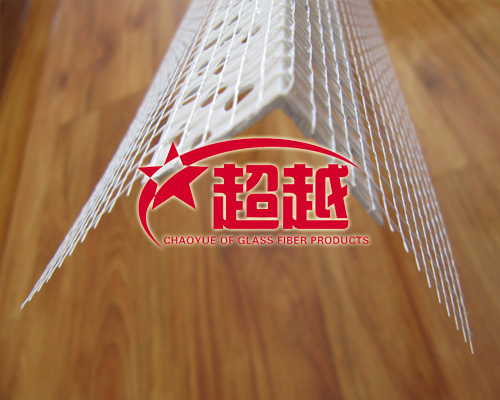 保温护角网以PVC护角为主体，覆合玻纤网格布为一体，在外保温上能有效地解决阳角不直、不平、易碰撞受损的通病。PVC保温护角使用过程中无需使用靠尺板，操作简便，施工效率是一般的2~5倍，有效地降低了工程