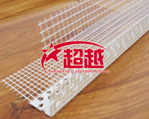 PVC建筑护角三大优点：1.挺直美观；2.抗冲击、耐撞击力，彻底解决因墙角碰坏、裂缝、脱落等情形而反复修补；3.改变传统的繁琐施工过程，降低人工强度，提高功效3-5倍，缩短施工时间，降低工程成本。