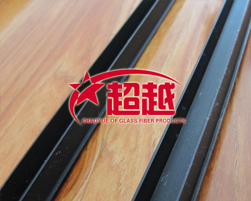 保温滴水槽用宽度和深度不小于10mm的米厘条留设（一般用八字形木条）在整个建筑立面上做到顺直方正，上下整齐一致。在滴水槽内宜用色浆勾抹平整可增强观感效果，醒目美观。